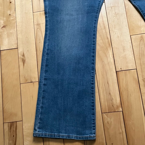 NWOT Old Navy Women’s Blue Jeans 14 Short Mid Rise Flair Style Curvy/Profile - Picture 4 of 8